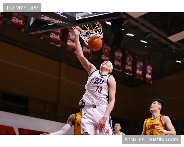 年轻中锋余嘉豪与李炎哲内线肉搏,两人六犯离场 年轻中锋余嘉豪与李炎哲内线肉搏,两人六犯离场